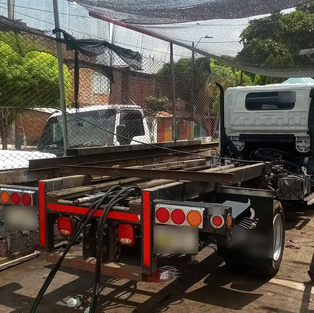 Montaje de plataforma de carga sobre chasis de camión