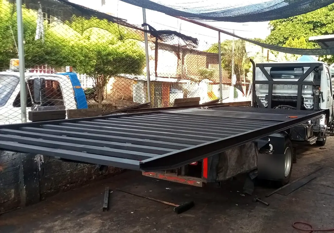 Estructura de plataforma de carga en fabricación